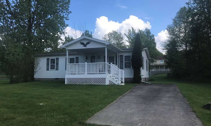 Albion House | Peaceful 3-Bedroom Retreat with Family-Friendly Amenities