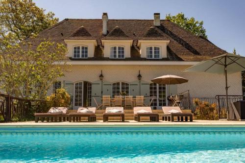 Fources House | Serene 50's Cottage with Private Pool & Ocean View