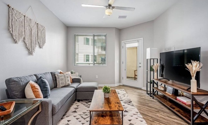 Camelback East Apartment | Tranquil Retreat Featuring Pool and Spa Amenities