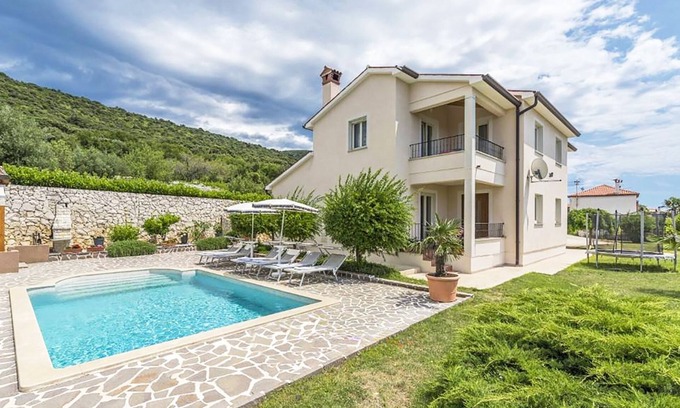 Brovinje House | Beautiful Oceanfront Retreat with Pool and Outdoor Kitchen