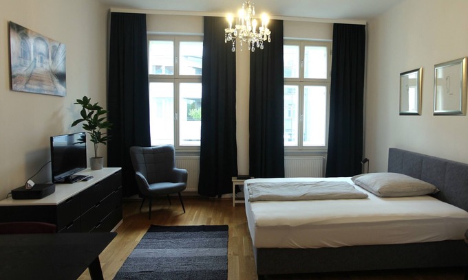 Brigittenau Apartment | Tranquil Central Retreat at the Augarten with Spa & Breakfast