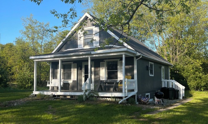 Empire House | Tranquil Retreat with Historic Views near Beautiful Beaches