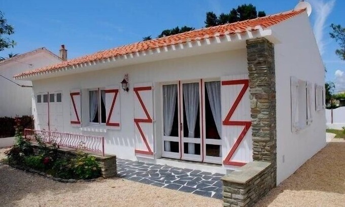 Bretignolles-sur-Mer House | Serene Beachside Retreat: Pet-Friendly with Ocean Views