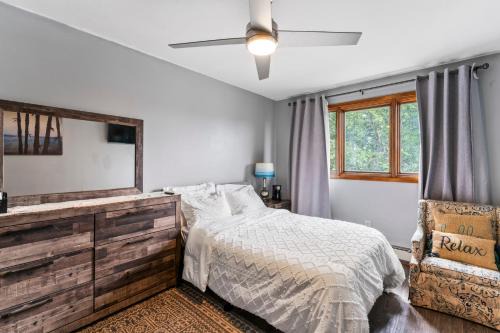 Airport Heights Community Council Bed & Breakfast | Cozy Deluxe Retreat: Pet & Child Friendly Getaway
