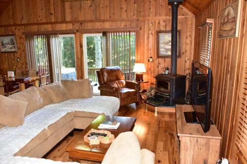 Cedar Ski Chalet | Peaceful 3-Bed Chalet with Hot Tub & Perfect Review Score