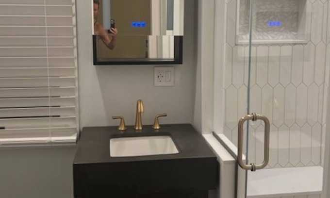 Greenwich House | Quiet and Convenient Downtown Greenwich Studio, Full Private Bathroom