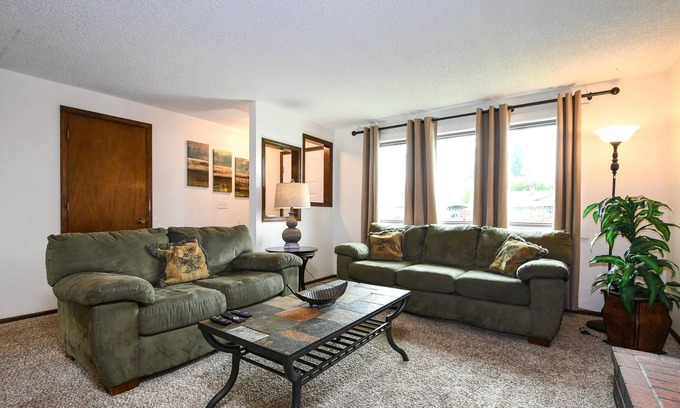 Vancouver House | Cozy Family Retreat with Game Room & Home Gym