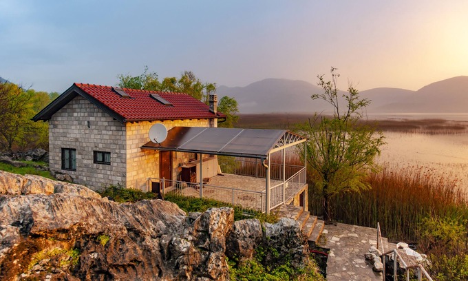 Karuc House | Serene Lakeside Retreat with Spa and Pool Amenities
