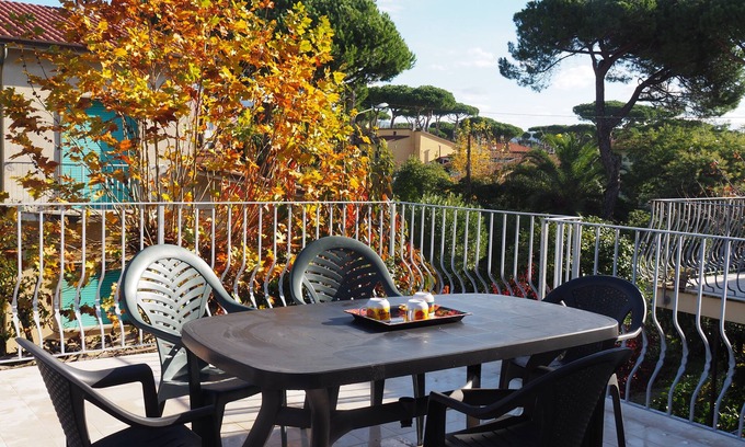 Marina di Pietrasanta House | Serene Retreat Steps from the Sea with Ocean Views