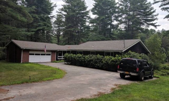 Forestburgh House | Peaceful 3 Bedroom Waterfront Retreat on Expansive Woodlands