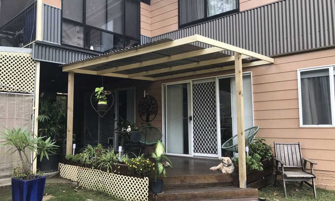 Brisbane Waterfront House | Relaxing Retreat: Pet-Friendly Unit with Breakfast Included
