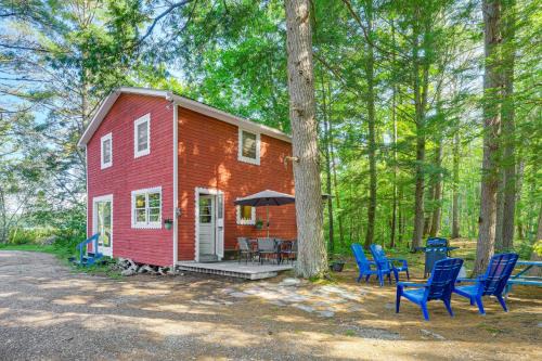 Raymond House | Tranquil Cottage with Private Beach on Panther Pond