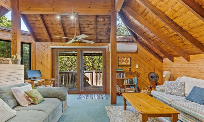 Hawks Nest House | Relaxing Getaway: Quiet and Serene Accommodations Await