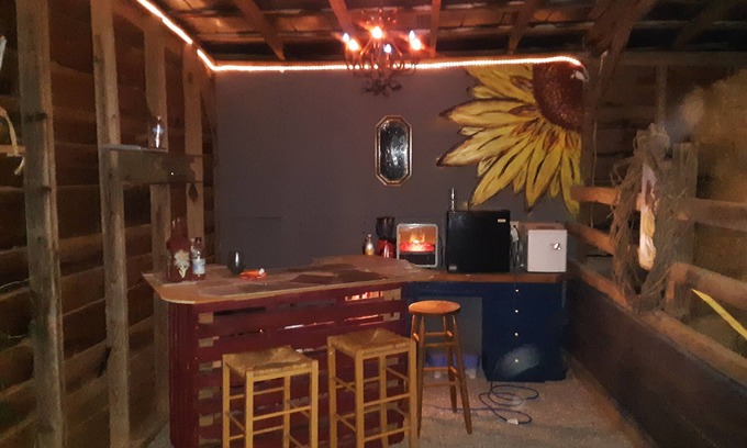 Morganton House | Pet Friendly Barn Loft at Rock'n'Rose with Breakfast & Kitchen