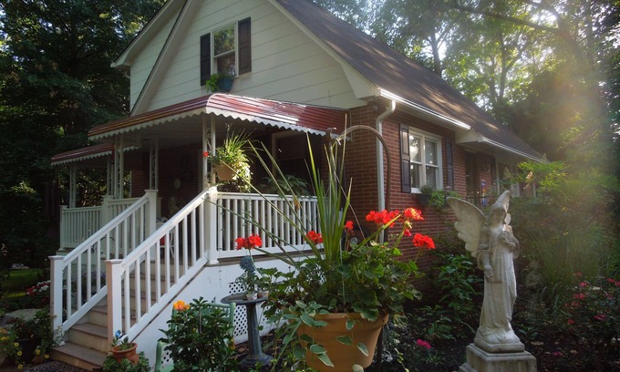 Middle River House | Exceptional Bird River Bungalow & Nature Retreat for Pets