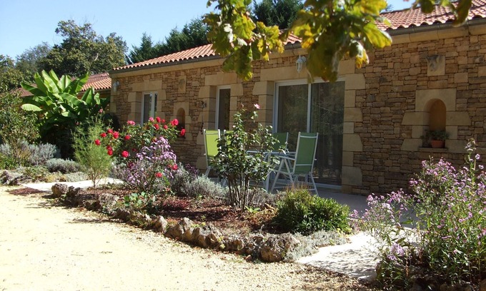 Sarlat-la-Caneda House | Tranquil Bungalow with Private Heated Pool near Sarlat