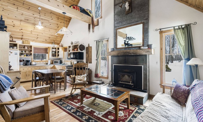 Levering House | Cozy Cabin Retreat: 9.8 Rated, Pool & Breakfast Included!