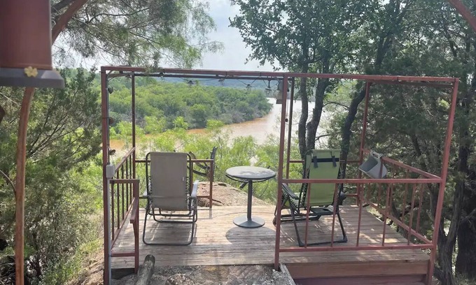 Graham Cabin | Idyllic Cabin Retreat on the Brazos – Rated 10/10!