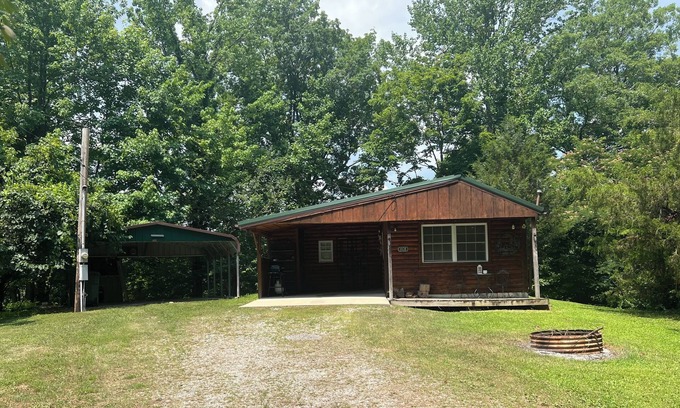 Murphysboro Cabin | Cozy Lake Cabin Near Outdoor Adventures and SIUC