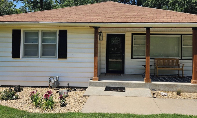 Topeka House | Private 3BR Retreat with Ocean View, Steps from Washburn