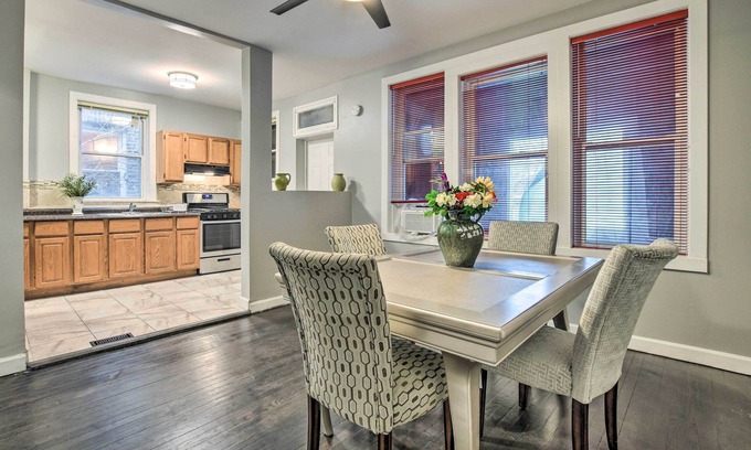 South Austin House | Cozy Chicago Townhome with Spa - 7 Mi from Downtown!