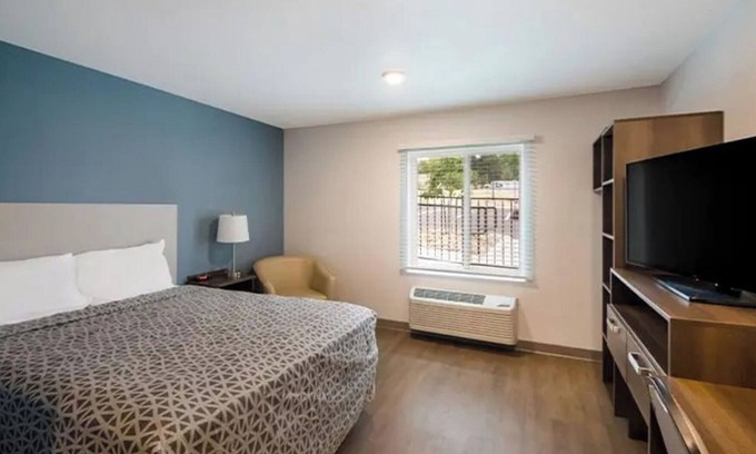 Austin Hotel | Quiet & Clean Two Room w/Kitchen – Few Mi to Texas Memorial Stadium in Austin