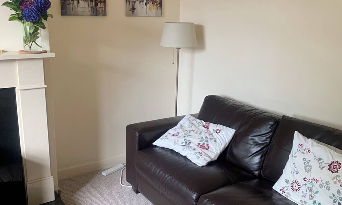 Roscoe House | Tranquil Family Retreat with Kitchen in the Heart of Town