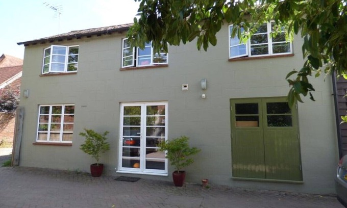 Abbess Roding Cottage | Tranquil Cottage Steps from Village Centre and Amenities