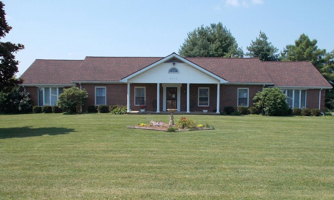 Stamping Ground House | Relaxing Country Escape: Grandma's Duplex with Kitchen & Breakfast
