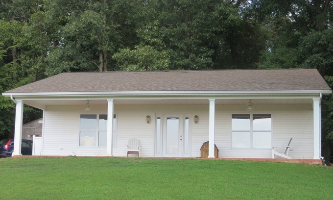 Cunningham Cottage | Serene Country Cottage on Family Farm Near Paducah