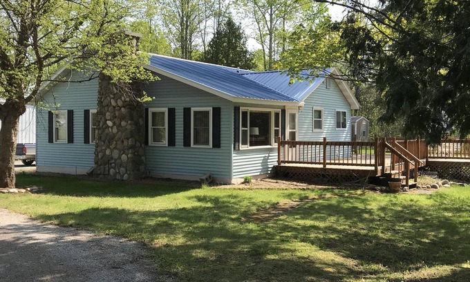 Millersburg House | Tranquil Country Home Near Ocqueoc Falls with Breakfast