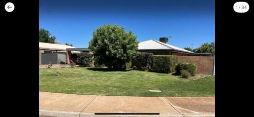 Mildura House | Quiet court easy stroll shops 500 metres from Centro