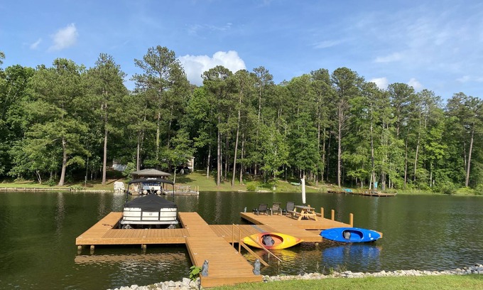 Milledgeville House | Perfect Getaway: Quiet Cove 4 Bedroom Lake Retreat Awaits