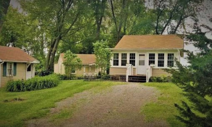Fox Lake Condo | Serene Cottage Retreat with Spa & Breakfast Near Fox Lake