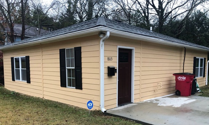 Macon House | Quiet, cozy, clean home
