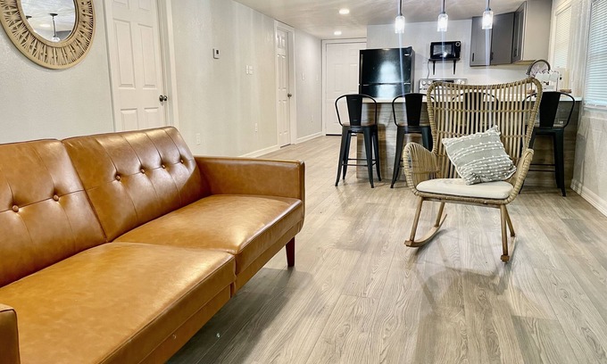 Dickinson House | Peaceful Retreat Near Galveston Bay & NASA - 10/10 Rating