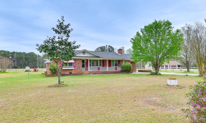Sumter County House | Cozy Rembert Retreat: Family-Friendly with Spa & Breakfast