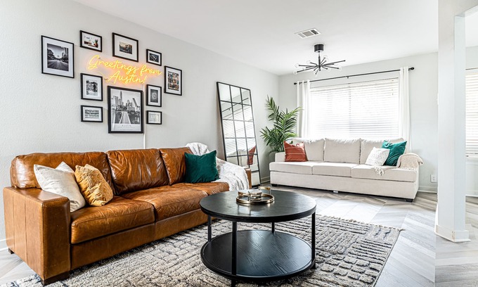 Hunter's Chase House | Cozy Home Near The Domain with BBQ, FirePit & Spa