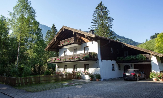 Weissbach an der Alpenstrasse Apartment | Serene Apartment with Balcony, Breakfast & Child-Friendly Care