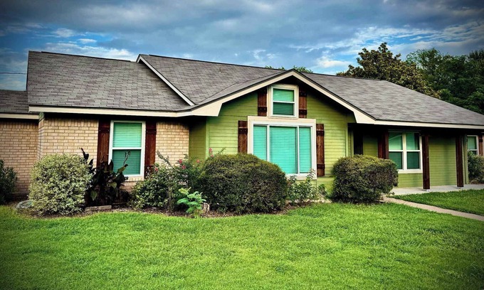 Waco House | Quiet Escape family with Private Pool