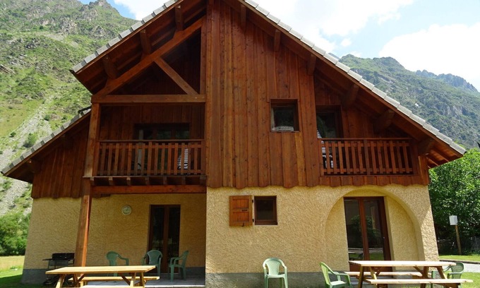 La Chapelle-en-Valgodemard Ski Chalet | Cozy Chalet with Heated Pool and Relaxing Whirlpool Spa