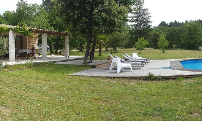 Saint-Quentin-la-Poterie Bed & Breakfast | Serene Escape: "White Room" in a Tranquil Forest Retreat