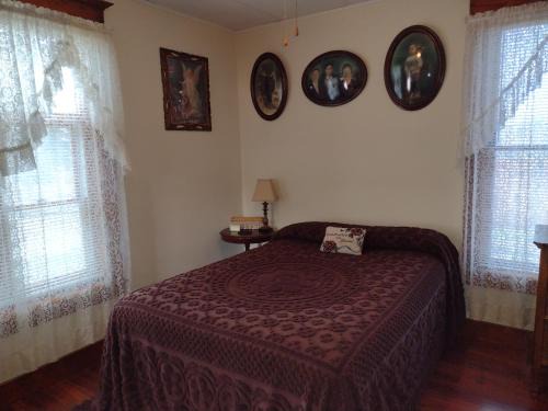Trinidad Bed & Breakfast | Relaxing Full-Size Bed Near Downtown with Kitchen Access