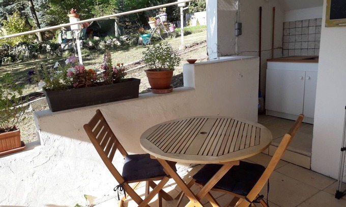 Gap Apartment | Tranquil Studio Retreat with Kitchen, Shops & Parking Nearby