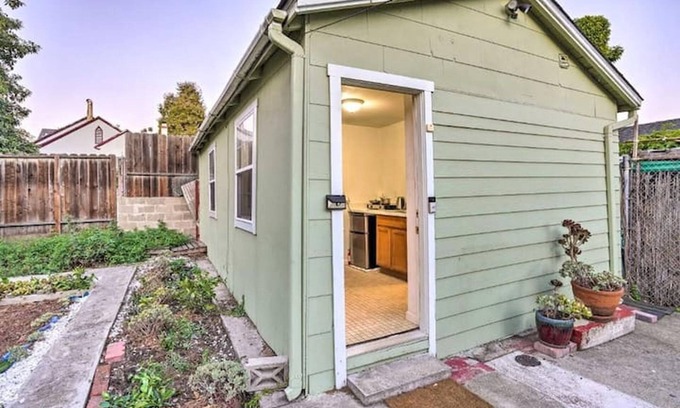 Dimond Apartment | Tranquil Garden Cottage Near UCB and San Francisco