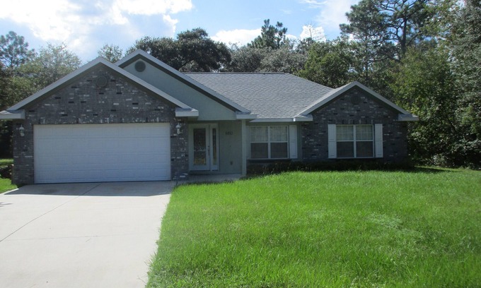 Citrus Springs House | Tranquil Retreat in Custom Home with Pool and Fishing Nearby