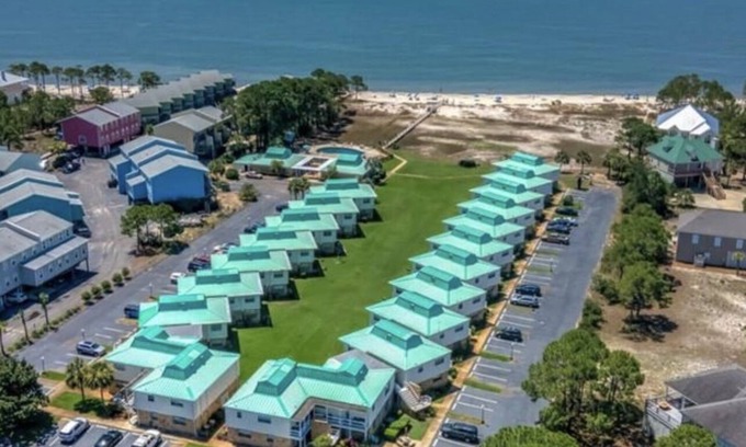 Dauphin Island Condo | Serene Retreat in Gated Community with Pool & Ocean Views