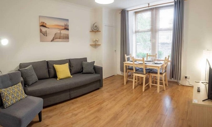 Dundee Apartment | Cozy Ground Floor Apartment Near University with Kitchen