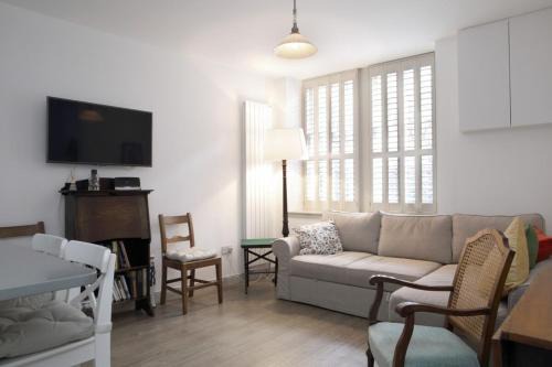 Marchmont Apartment | Serene Ground Floor Mews Flat with Child-Friendly Amenities