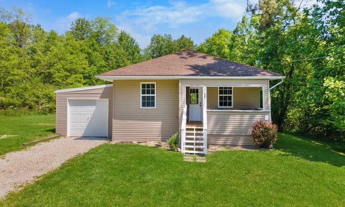 Mansfield House | Cozy Retreat Near Downtown with Firepit & Disc Golf